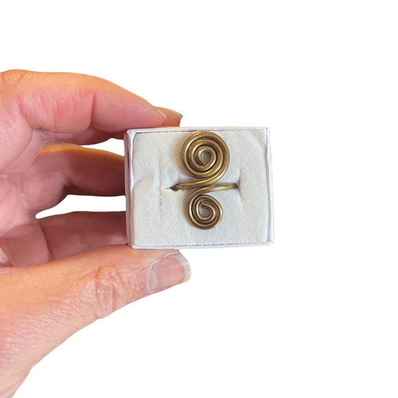 Spiral Adjustable Ring - Picture 4 of 9
